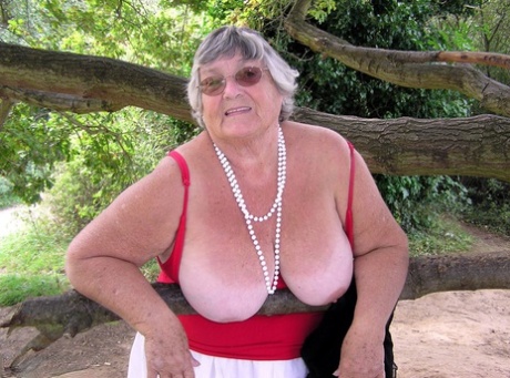 gigantische BBW-Titten, Oma aus Ebenholz porno sexy bild